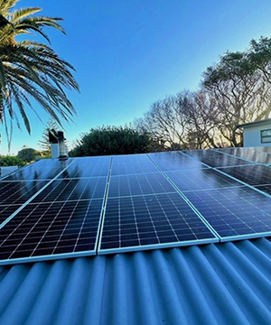 Residential rooftop solar panel installation under clear blue sky, powered by Solavita
