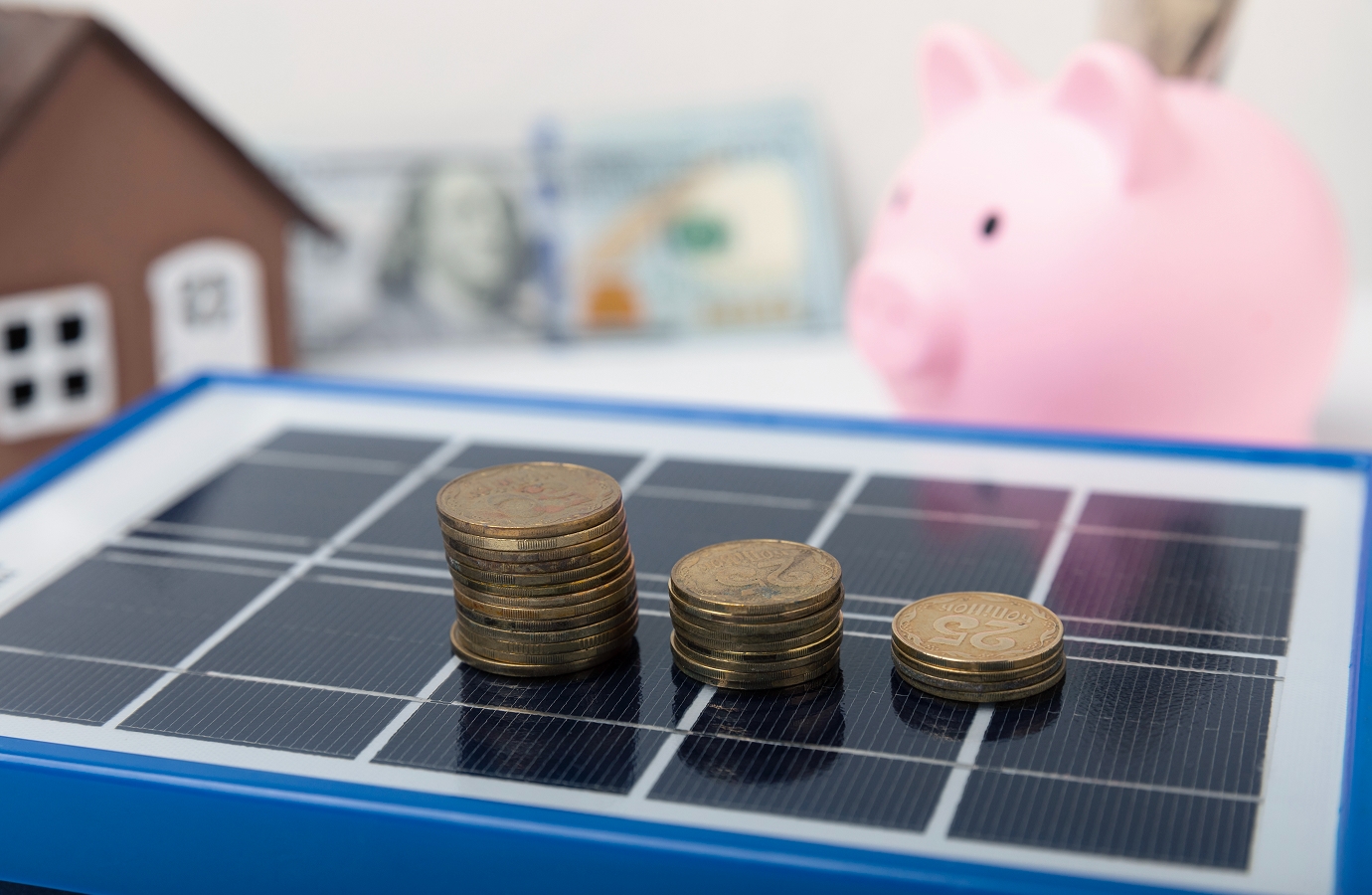 Solavita solar panel with stacked coins and a piggy bank, symbolizing energy savings and investment in solar energy.